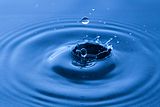 th_800px-Water_drop_impact_on_a_water-su