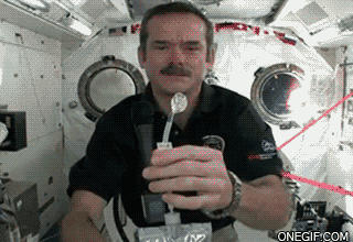 Así es como se lavan las manos en el espacio